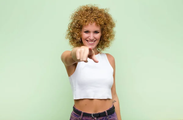 Ung Afro Kvinna Pekar Kameran Med Nöjd Säker Vänligt Leende — Stockfoto