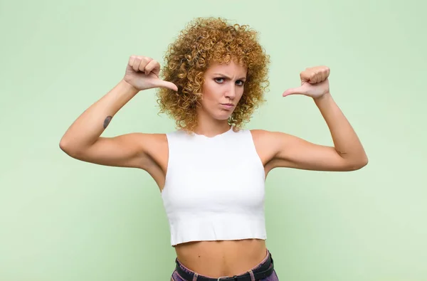 Mladá Afro Žena Vypadá Smutně Zklamaně Nebo Rozzlobeně Ukazuje Palce — Stock fotografie