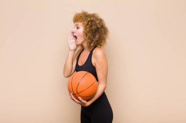 Genç afro kadın profili, mutlu ve heyecanlı görünüyor, bağırıyor ve spor konseptini kopyalamak için arıyor.