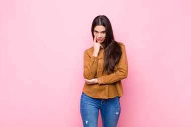 Genç ve güzel bir kadın sana göz kulak oluyor, güvenmiyor, izliyor ve pembe duvara karşı tetikte oluyor.