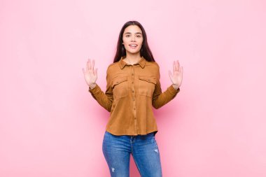 Genç, güzel bir kadın sersemlemiş ve korkmuş hissediyor. Korkutucu bir şeyden korkuyor. Elleri açık ve pembe duvardan uzak durun diyor.