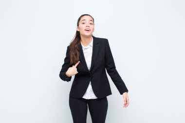 Genç, güzel bir kadın kafası karışmış, kafası karışmış ve güvensiz hissediyor. Kendini merak edip kim olduğunu soruyor. İş konseptimi.