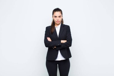 Genç ve güzel bir kadın hayal kırıklığına uğramış, ciddi görünüyor, kızgın ve çapraz silah ticareti kavramına kızgın.