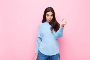 Genç ve güzel bir kadın sana borcunu ödemeni söyleyerek kapiş ya da para hareketi yapıyor! Pembe duvara yaslan