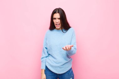 Genç, güzel bir kadın gergin, endişeli ve endişeli görünüyor. Benim hatam olmadığını söylüyor. Yoksa pembe duvara karşı yapmazdım. 