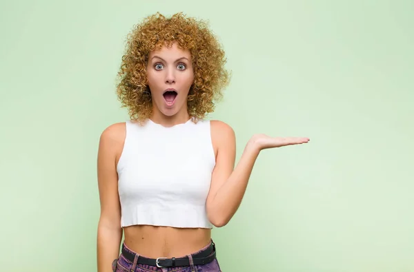 Giovane Donna Afro Guardando Sorpreso Scioccato Con Mascella Caduto Tenendo — Foto Stock