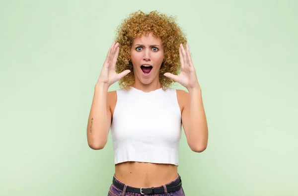 Jonge Afro Vrouw Schreeuwen Met Handen Omhoog Lucht Zich Woedend — Stockfoto