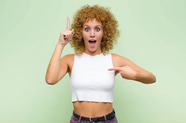 Joven Afro Mujer Sintiéndose Orgullosa Sorprendida Apuntando Uno Mismo Con —  Fotos de Stock