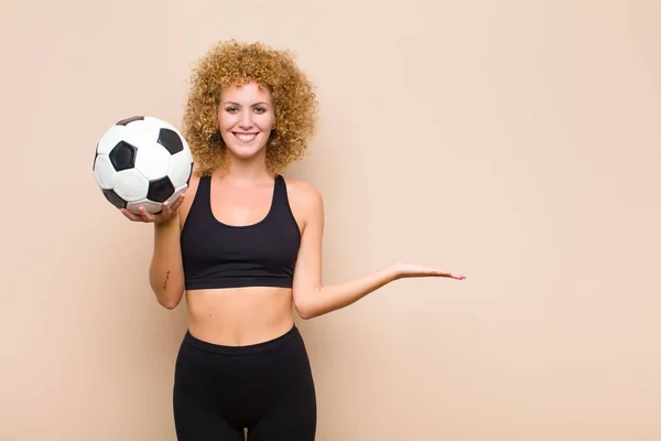 Joven Afro Mujer Sonriendo Sintiéndose Seguro Exitoso Feliz Mostrando Concepto —  Fotos de Stock