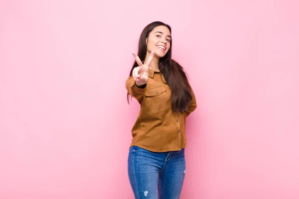 Ung Vacker Kvinna Ler Och Ser Glad Sorglös Och Positiv — Stockfoto