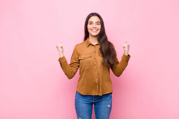 Joven Bonita Mujer Sintiéndose Conmocionada Emocionada Feliz Riendo Celebrando Éxito —  Fotos de Stock