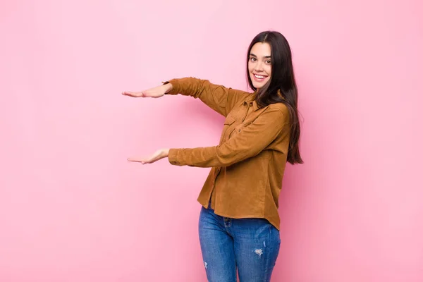 Joven Bonita Mujer Sonriendo Sintiéndose Feliz Positiva Satisfecha Sosteniendo Mostrando —  Fotos de Stock