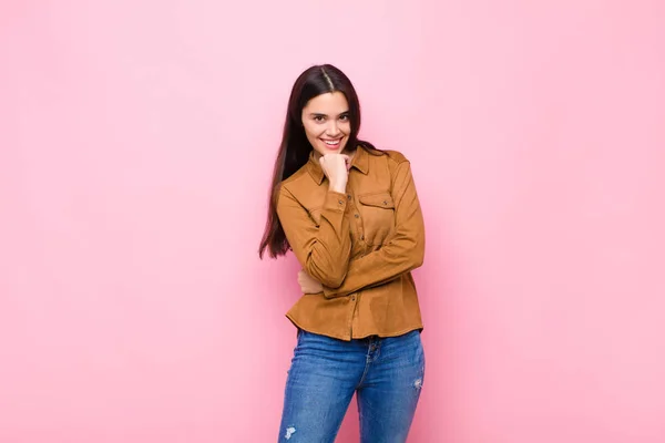 Joven Bonita Mujer Sonriendo Disfrutando Vida Sintiéndose Feliz Amistosa Satisfecha — Foto de Stock