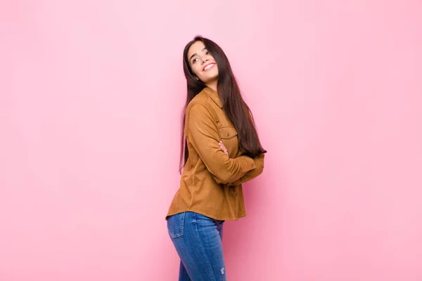 Jovem Mulher Bonita Sorrindo Alegremente Sentindo Feliz Satisfeito Relaxado Com — Fotografia de Stock