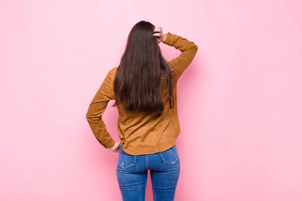 Jovem Mulher Bonita Sentindo Sem Noção Confuso Pensando Uma Solução — Fotografia de Stock