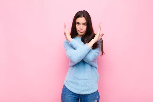 Jovem Bonita Mulher Olhando Irritado Cansado Sua Atitude Dizendo Suficiente — Fotografia de Stock