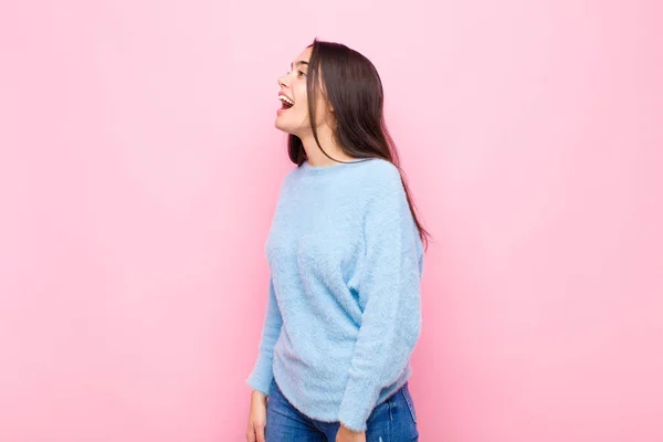 Jovem Mulher Bonita Gritando Furiosamente Gritando Agressivamente Olhando Estressado Com — Fotografia de Stock