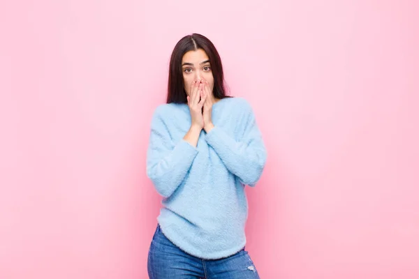 Jovem Mulher Bonita Feliz Animado Surpreso Surpreendido Cobrindo Boca Com — Fotografia de Stock