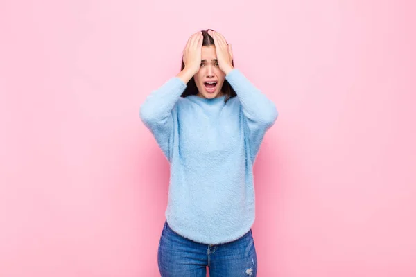 Giovane Bella Donna Sentirsi Inorridito Scioccato Alzando Mani Testa Prendendo — Foto Stock