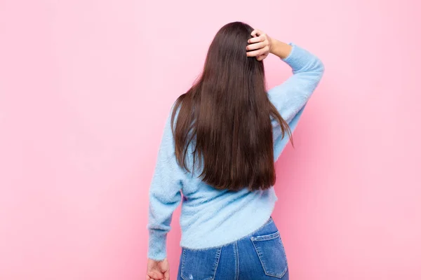 Ung Vacker Kvinna Känner Sig Aningslös Och Förvirrad Tänker Lösning — Stockfoto