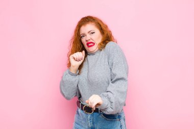 Genç kızıl saçlı kadın tiksinti ve mide bulantısı hissediyor. Pis kokan ya da kokan bir şeyden kaçıyor. Pembe duvara karşı iğrenç diyor.