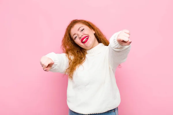 Junge Rote Kopf Frau Fühlt Sich Glücklich Und Zuversichtlich Zeigt — Stockfoto