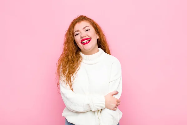 Joven Cabeza Roja Mujer Riendo Tímida Alegremente Con Una Actitud —  Fotos de Stock