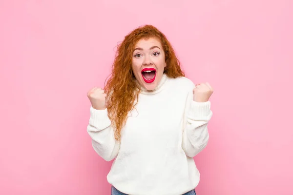 Jovem Cabeça Vermelha Mulher Sentindo Chocado Animado Feliz Rindo Celebrando — Fotografia de Stock