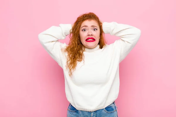 Ung Röd Huvud Kvinna Känner Sig Stressad Orolig Orolig Eller — Stockfoto