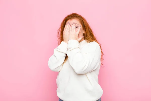 Joven Cabeza Roja Mujer Cubriendo Cara Con Las Manos Asomándose — Foto de Stock