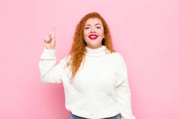 Jovem Mulher Cabeça Vermelha Sorrindo Alegre Feliz Apontando Para Cima — Fotografia de Stock