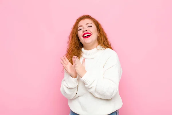 Joven Mujer Pelirroja Sintiéndose Feliz Exitosa Sonriendo Aplaudiendo Diciendo Felicitaciones —  Fotos de Stock