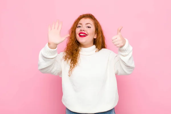 Junge Frau Mit Rotem Kopf Lächelt Und Schaut Freundlich Zeigt — Stockfoto