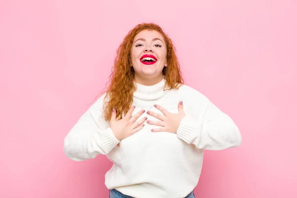 Jovem Cabeça Vermelha Mulher Olhando Feliz Surpreso Orgulhoso Animado Apontando — Fotografia de Stock