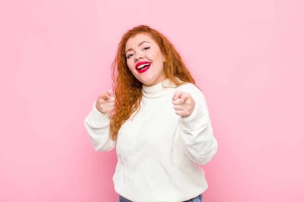 Joven Mujer Pelirroja Sonriendo Con Una Actitud Positiva Exitosa Feliz —  Fotos de Stock