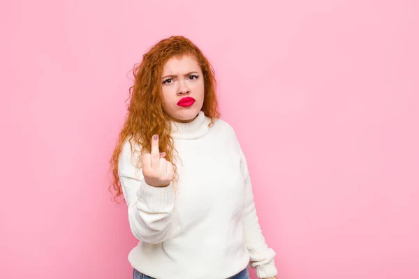 Junge Frau Mit Rotem Kopf Die Wütend Genervt Rebellisch Und — Stockfoto