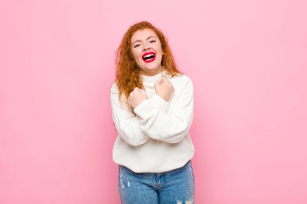 Jovem Mulher Cabeça Vermelha Sorrindo Alegremente Comemorando Com Punhos Apertados — Fotografia de Stock