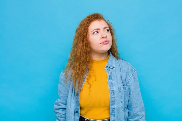 Junge Rote Frau Mit Besorgtem Verwirrtem Ahnungslosem Gesichtsausdruck Aufblickend Den — Stockfoto