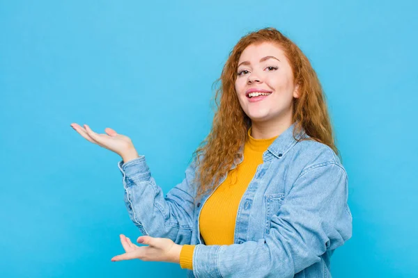 Junge Rote Kopf Frau Lächelt Stolz Und Selbstbewusst Fühlt Sich — Stockfoto