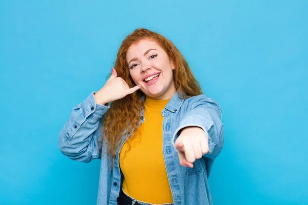 Jovem Mulher Cabeça Vermelha Sorrindo Alegremente Apontando Para Câmera Fazer — Fotografia de Stock