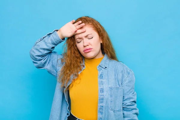 Junge Frau Mit Rotem Kopf Sieht Gestresst Müde Und Frustriert — Stockfoto