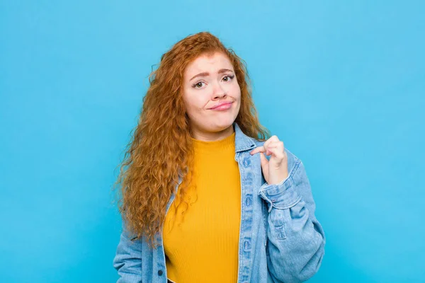 Joven Cabeza Roja Mujer Buscando Arrogante Exitoso Positivo Orgulloso Apuntando — Foto de Stock