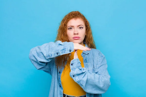 Jong Rood Hoofd Vrouw Zoek Serieus Streng Boos Ontevreden Waardoor — Stockfoto