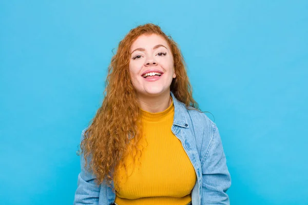 Joven Mujer Pelirroja Con Una Sonrisa Grande Amigable Despreocupada Con — Foto de Stock