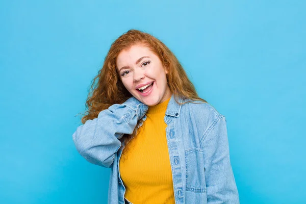 Junge Frau Mit Rotem Kopf Lacht Fröhlich Und Selbstbewusst Mit — Stockfoto