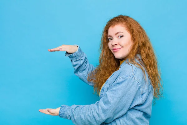 Junge Rote Kopf Frau Hält Ein Objekt Mit Beiden Händen — Stockfoto