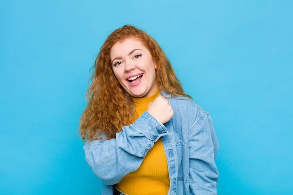 Junge Rote Kopf Frau Fühlt Sich Glücklich Positiv Und Erfolgreich — Stockfoto