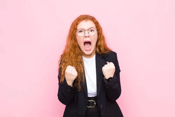 Junge Rote Kopf Frau Schreit Aggressiv Mit Genervten Frustrierten Wütenden — Stockfoto