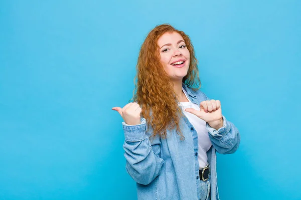 Junge Frau Mit Rotem Kopf Lächelt Fröhlich Und Zeigt Beiläufig — Stockfoto