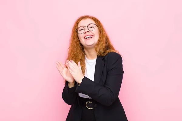 Junge Rote Kopf Frau Fühlt Sich Glücklich Und Erfolgreich Lächelt — Stockfoto